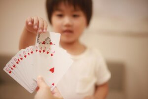 雨の日に子供とできる！知育にもぴったりな簡単トランプ遊び4選