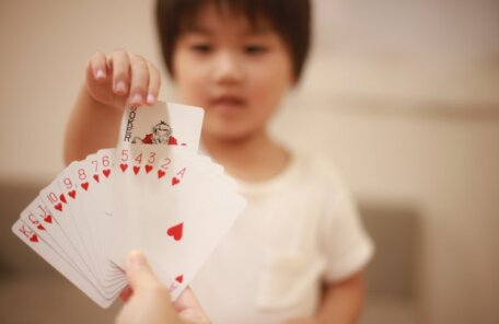 雨の日に子供とできる！知育にもぴったりな簡単トランプ遊び4選